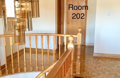Islington - City Centre West House | Near Pearson Airport Subway One Double Bed with Shared Bathroom-Room 202