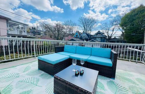 Grandview-Woodland House | Near Skytrain only 10 mins 2 stops away from nearby stadium with Free Parking and Full Kitchen