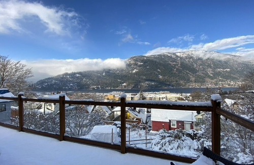 Nelson House | Nelson Lake and Mountain View