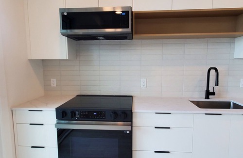 North End Condo | New 1-bedroom furnished condo with AC in charming Cultural District of Kelowna
