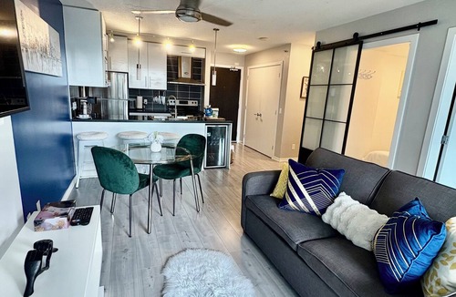 Chinatown Condo | New 2025 Luxury Stadium views/Downtown Core