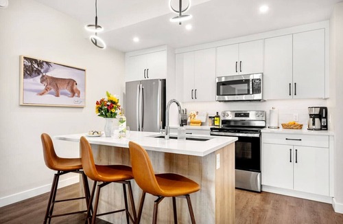 Golden Condo | New 2BR in DT Golden AC, Balcony, BBQ, Sleeps 6
