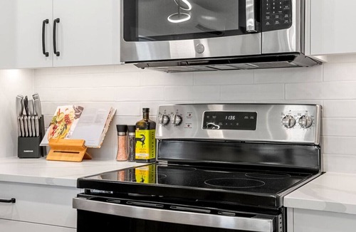 Golden Condo | New 2BR in DT Golden AC, Balcony, BBQ, Sleeps 6