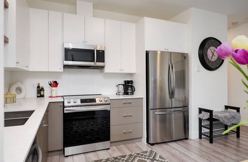 Langford House | NEW 2BR Victoria Suite: Family, Pet, Work-Friendly