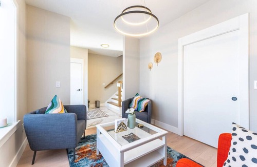Halifax House | NEW 5BR Luxury |2 Kitchens | Deck, Fireplace & BBQ