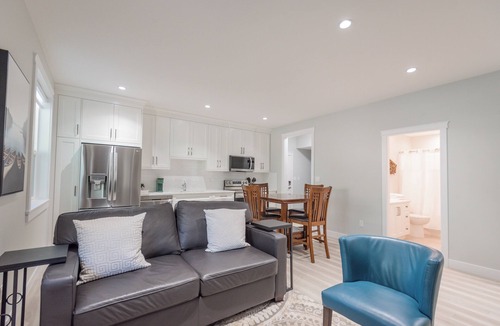 Duncan House | New and spacious suite close to town, attractions and hospital