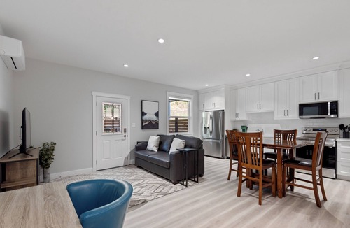 Duncan House | New and spacious suite close to town, attractions and hospital