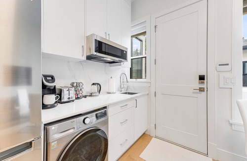 Burnaby House | New Bright Modern Guest Suite in Vancouver
