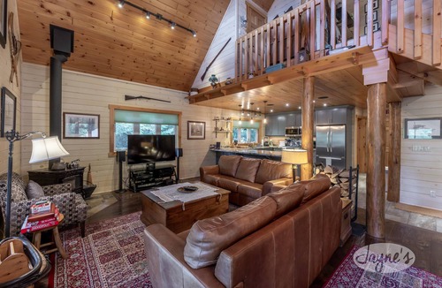 Algonquin Highlands Cottage | New Luxury! Family Perfect Getaway! Hot Tub! Sunset Views!