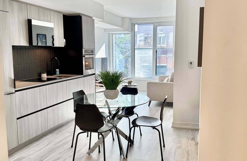 Wellington Place Condo | New Condo Downtown Toronto, 2 Bedrooms, 1 Bathroom, Workspace, FREE Wifi, Pets