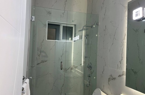 Guildford House | NEW Cozy Modern 1BR Suite in Guilford North Surrey