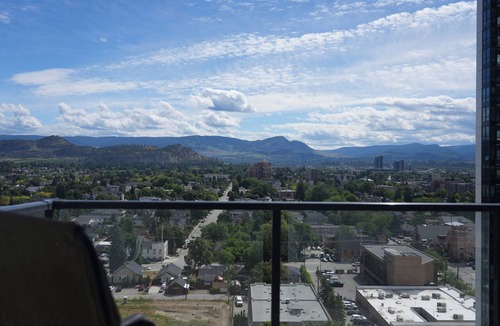 Downtown Kelowna Condo | New DT Condo King Bed, Massage Chair, Lake Access @Brooklyn 1711