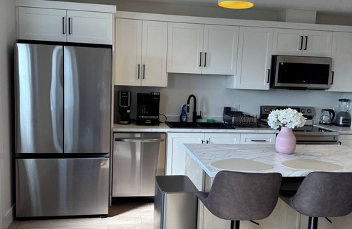 Paradise Apartment | New Luxury 3-Bedroom Getawayl Free Parking| Trail