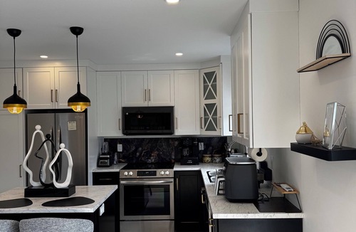 St. John's House | New Luxury 3-Bedroom Getaway| Parking| Patio