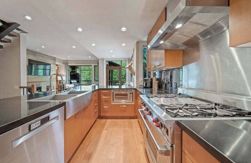 Whistler House | NEW Luxury 4BR Fitz Walk | Private Hot Tub & Garage