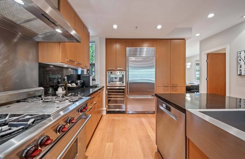 Whistler House | NEW Luxury 4BR Fitz Walk | Private Hot Tub & Garage