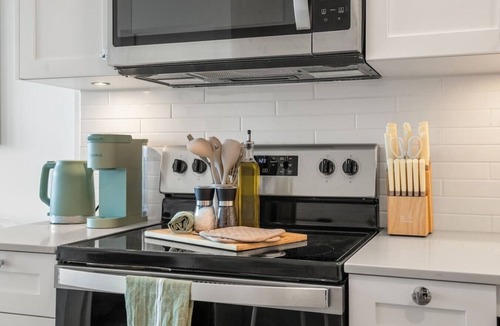 Crescent Heights Apartment | NEW | Mins to Saddledome | Rooftop Patio | UG Park