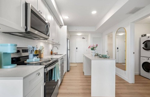 Crescent Heights Apartment | NEW | Mins to Saddledome | Rooftop Patio | UG Park