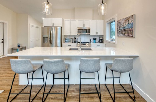 Windermere Cabin | New Modern Family Friendly Cabin Close To The Beach, Golf Courses & Hot Springs