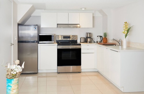 Aurora Apartment | New & Private Modern Suite | Free Parking | Walk To Shops & Cafés