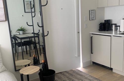 Lower Lonsdale Apartment | New Relaxed West Coast Vibe Minutes Form Seabus, Transit, Mtns, Trails & Beaches