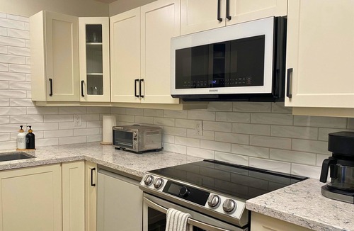 Fairfield Condo | New! Spacious 1BR Cook St Village Condo w/Parking