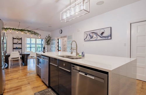 York - Haig Villa | *NEW* Stunning Waterfront Mansion | Hot Tub | Falls