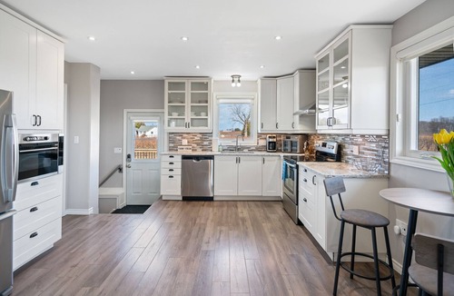 Virgil House | New Vineyard Home 3 Bedroom, mins to Wineries & Old Town Niagara-on-the-Lake