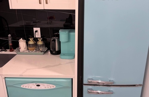 Delta House | Newer Fifties theme large 2 bdrm, hot tub and golf green! Entire ground floor.