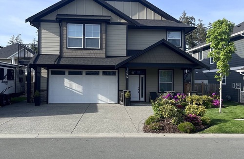 Langford Apartment | Newer private cozy 1 bdrm suite located 5 mins from all amenities.