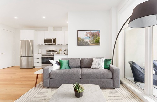 Lower Lonsdale House | NEWLY Built Cozy and Modern Guest Suite Retreat