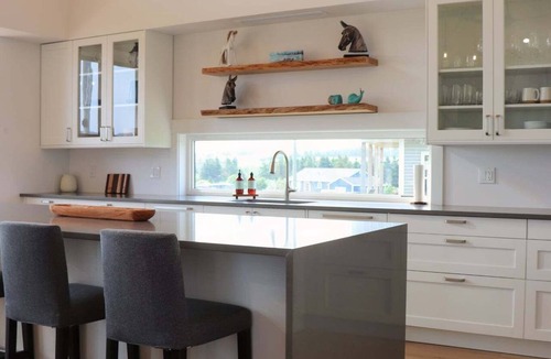 Sea View House | Newly Modern 4 Bedroom Beach House and Walk to Private Beach
