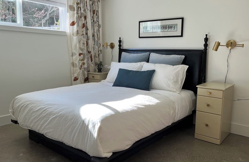 Saanich East Bed & Breakfast | Newly redecorated in the Cadboro Bay beach village & short walk to UVIC