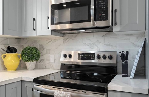 Amherstview House | Newly Renovated 3BR in Kingston’s Desirable West End | The Yellow Door Retreat