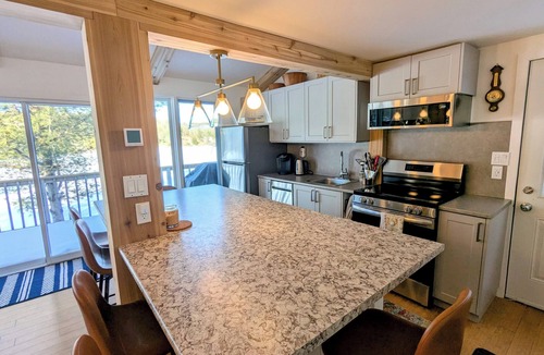 Gravenhurst Cottage | Newly Renovated Lakefront Cottage in Muskoka | Fast WiFi | Sleeps 8