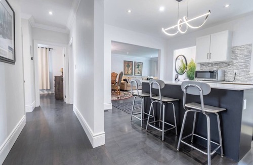 Grantham House | Niagara 3BR w/Huge Deck, King Suite, EV Charger & 5-Car Parking