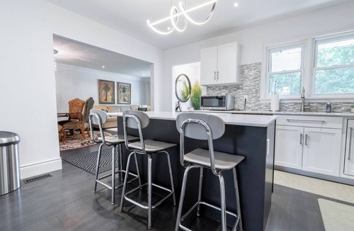 Grantham House | Niagara 3BR w/Huge Deck, King Suite, EV Charger & 5-Car Parking