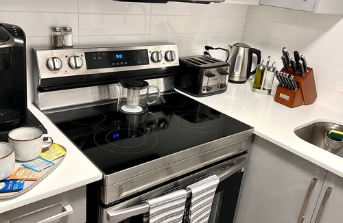 Niagara Falls House | Niagara Getaway across Fallsview! Pet-Friendly! 2-3 Min Drive to Fallsview,