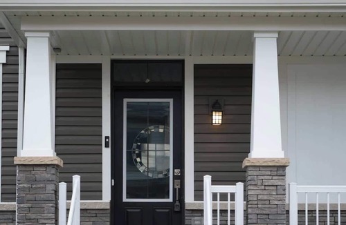 Thorold House | Niagara's New Comfort: Wine, Golf and Falls nearby