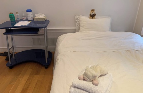 Aurora House | Nice clean Cozy new renovated basement apartment with separate entrance
