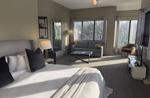 Harcourt Resort | Nomi - King Suite (314)