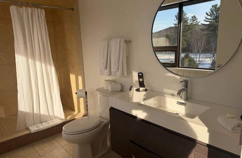 Harcourt Resort | Nomi - King Suite (314)