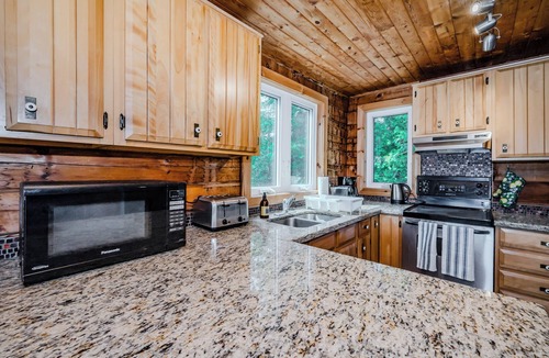 Lion's Head Cottage | Norse Nook | SAUNA+HOT TUB | BAYSIDE Waterfront