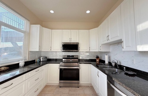 Burnaby House | North Burnaby Cozy Private Room #3 with Free Parking