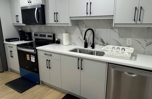 Northwest Calgary House | NW Calgary Retreat | Near Banff & Downtown | Family-Friendly