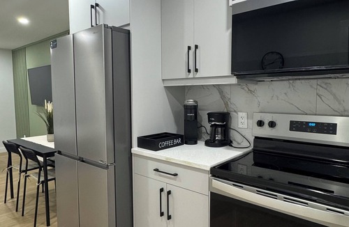 Northwest Calgary House | NW Calgary Retreat | Near Banff & Downtown | Family-Friendly