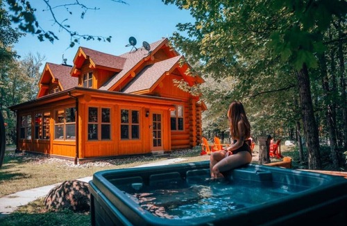 Fiddler Lake Resort Ski Chalet | Nyctale Private Hot Tub & Sauna, Pool, Kayak & Lake