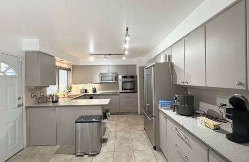 Oakridge House | Oakridge Retreat Spacious Home w/Garden Walk to SkyTrain