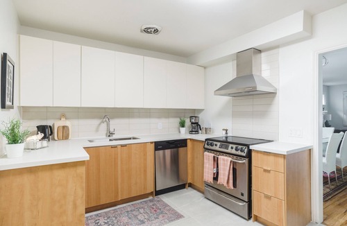 The Beaches House | Oasis 3-bedroom house in the Beaches with AC and WiFi in Toronto