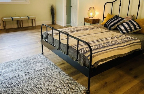 Big Bay Point Cottage | Oasis with HOT TUB and Heated Pool steps from Friday Harbour Resort